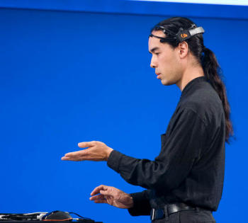 Emotiv_EPOC_neuroheadset_picture_[at_StopMindcontrol.com]